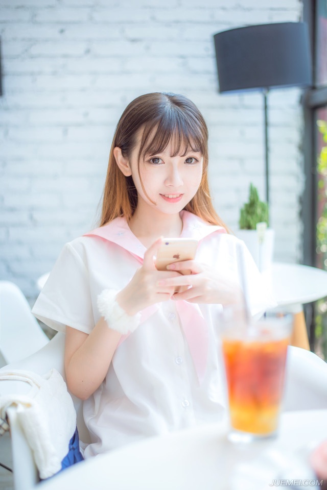 邓贤会意，微笑着点点头，算是默认了庞统的意思，至于原本的蜀中四将如今却变成了三将，已经没人在意了。